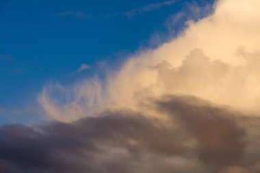 Akşam bulutlar güneşe doğru bakacak şekilde.