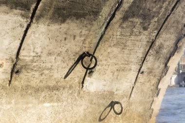 Bir düşük köprü altında asılı kancalar.