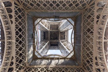 Aşağıdan yakalanan Eyfel Kulesi'nın tasarım.