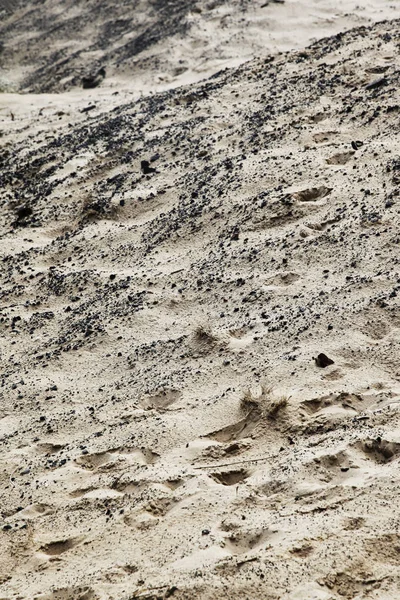 Sand Textur Med Rock Fragment Spridda Över Sandstranden — Stockfoto