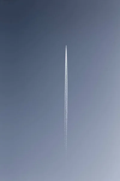 Een Enkele Jet Vliegtuig Met Condensspoor Een Perfecte Helling Blauwe — Stockfoto