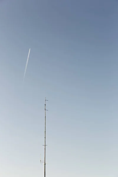 Jet Volando Por Cielo Con Transmisor Debajo — Foto de Stock