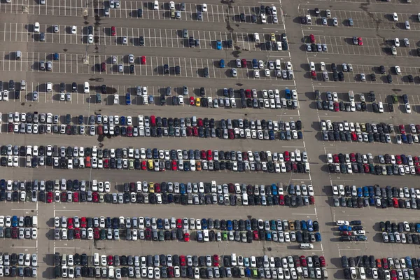 Çok sayıda otomobil ile büyük otopark.