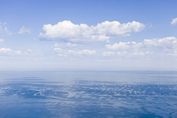 Vista Mozzafiato Dell Oceano Blu Con Piccoli Svolazzanti Vento Sulla — Foto Stock