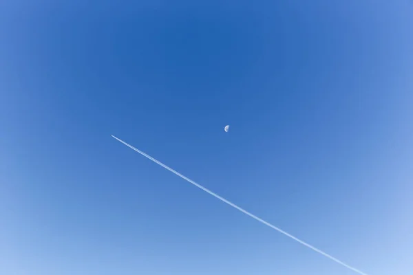Ein Jet Fliegt Einem Kristallklaren Tag Neben Dem Mond — Stockfoto