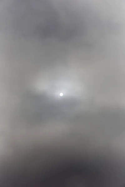 Сонце Висить Важкими Дощовими Хмарами — стокове фото