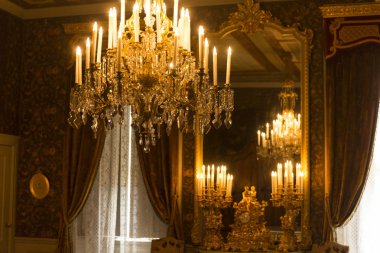 Göz kamaştırıcı Royal Chandaleer Asma