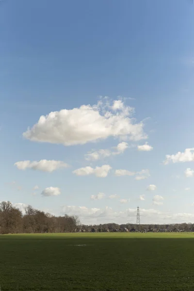 Nuvens bonitas na Primavera da Europa — Fotografia de Stock