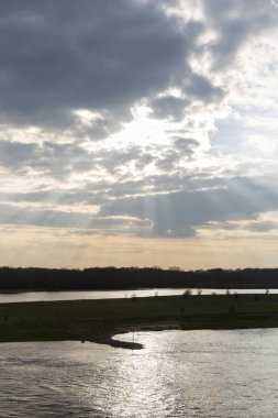 Tanrı'nın parmakları Nehri üzerinde parlayan