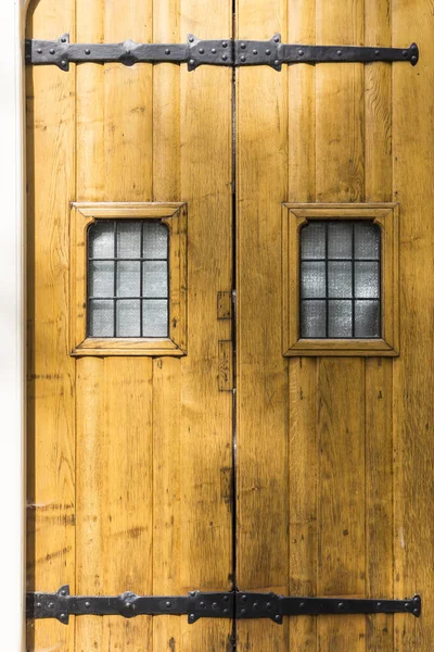 Portas de madeira grandes — Fotografia de Stock