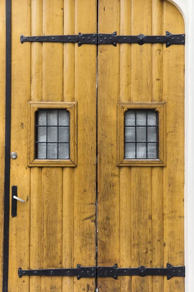 Puertas de madera grandes — Foto de Stock