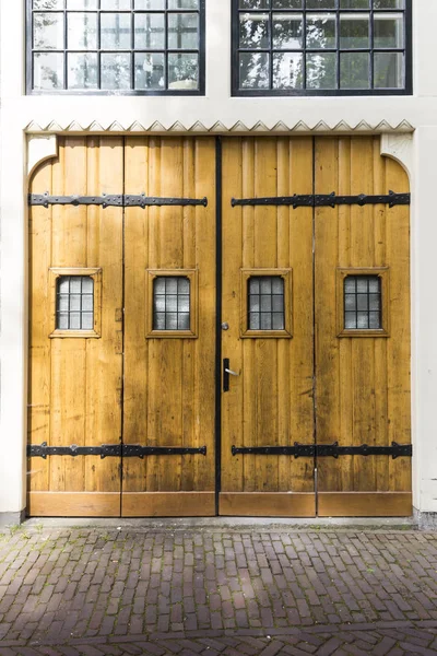 Большие деревянные двойные двери — стоковое фото