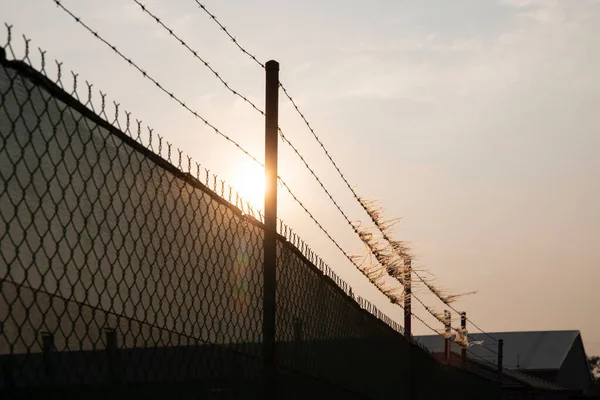 Pôr Sol Através Cerca Arame — Fotografia de Stock