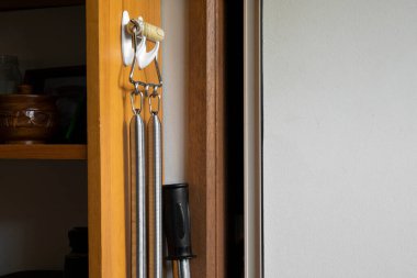 Tipik bir erkek yatak odasında basit bir ev idmanı..