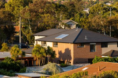 Trafiğin ana atardamardan geçtiği banliyö sahnesi.