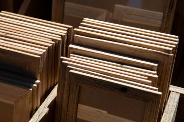 Boyut ve tedaviye göre gruplara ayrılmış el yapımı ahşap çerçeve yığınları.