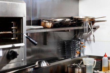 Yerel kafe mekanında otantik ticari paslanmaz çelik mutfak..