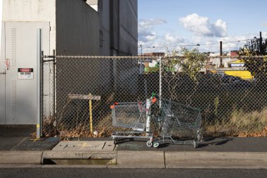 Terk edilmiş alışveriş arabası yana devrilmiş..