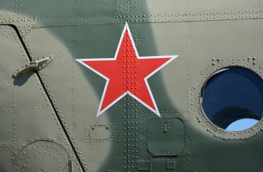 Gemide bir askeri helikopter kızıl yıldız