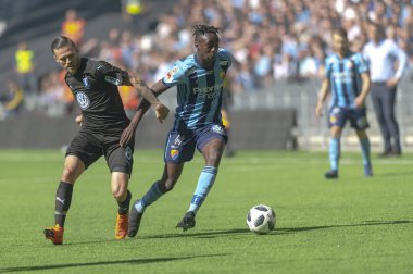 Stokholm, İsveç, 10 Mayıs 2018: Tino Kadewere saldırgan Duell'in with4 Svenska cupen son Arnor Traustausason.