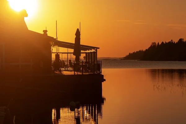 Seaside Restaurang Orange Solnedgång Och Reflekterande Vatten Sverige — Stockfoto