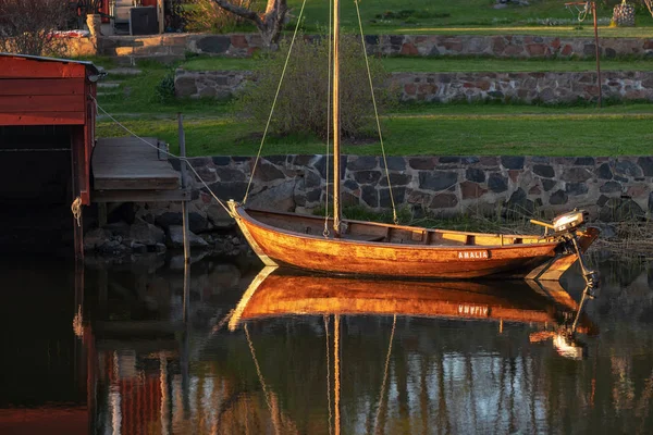 Grisslehamn スウェーデン 2018 ヴィンテージ木製ボート ボートハウスで Eveningsun 穏やかな水で偉大な反射で固定 — ストック写真