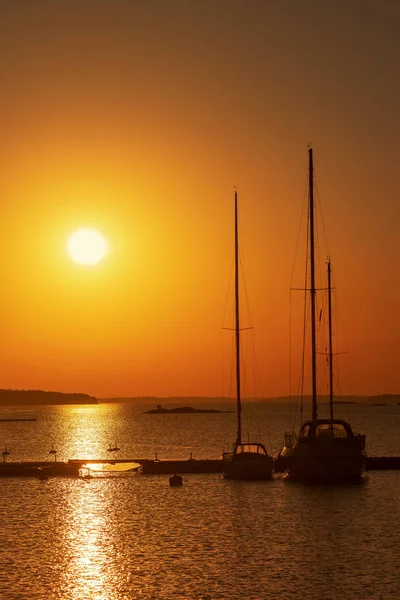 Silhouette Barche Vela Ormeggiate Porticciolo Durante Tramonto Dorato Nell Arcipelago — Foto Stock