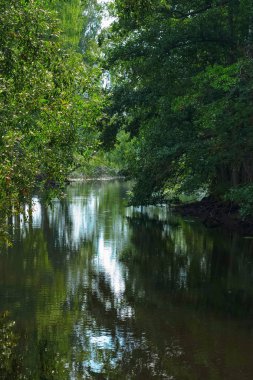 Skebobruk, İsveç, 2 Ağustos 2018: Skebobruk Uppland en eski demir çalışmalarında güzel çevresi ile olan.