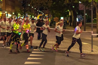 Stokholm, İsveç, 18 Ağustos, 2018: Merkezi Stockholm, Güney bölgelerinde sokaklarında koşmak gece yarısı da Midnattsloppet denir.
