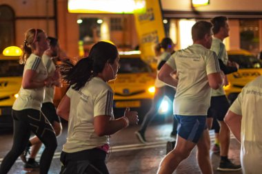 Stokholm, İsveç, 18 Ağustos, 2018: Merkezi Stockholm, Güney bölgelerinde sokaklarında koşmak gece yarısı da Midnattsloppet denir.