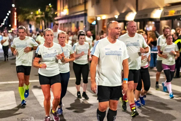 Stokholm, İsveç, 18 Ağustos, 2018: Merkezi Stockholm, Güney bölgelerinde sokaklarında koşmak gece yarısı da Midnattsloppet denir.