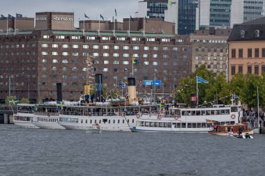 Stokholm, İsveç, 26 Ağustos, 2018: vapurlar İsveç'in 200 yıl kutlamaları. Birçok Riddarholmen bir yolculuk için Mariefred için toplanan gemiler.