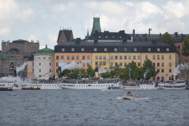 Stokholm, İsveç, 26 Ağustos, 2018: vapurlar İsveç'in 200 yıl kutlamaları. Birçok Riddarholmen bir yolculuk için Mariefred için toplanan gemiler.