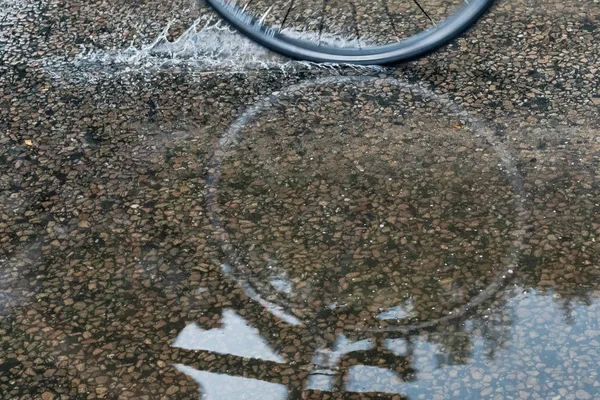 Reflexões Uma Pessoa Refletida Uma Poça Água Suécia — Fotografia de Stock