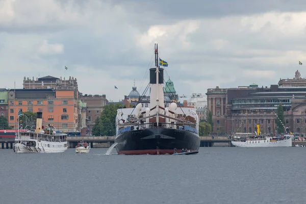 ストックホルム スウェーデン 2018 スウェーデンの蒸気船の 200 年間の祭典の間に砕氷船ザンクト エリック マリーフレッドに旅の Riddarholmen に集まった蒸気船の多く — ストック写真