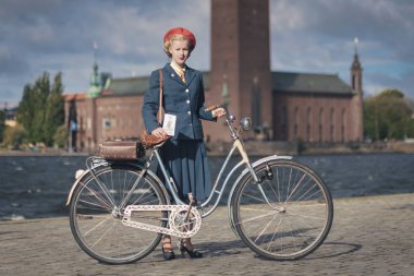 Stokholm, İsveç, 22 Eylül 2018: Bisiklet tüvit Bisiklet turu vintage bisiklet ve elbise ile. Başlamadan önce belediye binasının zemin ile.