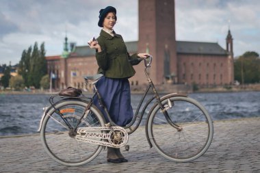 Stokholm, İsveç, 22 Eylül 2018: Bisiklet tüvit Bisiklet turu vintage bisiklet ve elbise ile. Başlamadan önce belediye binasının zemin ile.