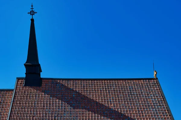 Torre Igreja Com Uma Sombra Telhado Igreja Céu Limpo Suécia — Fotografia de Stock