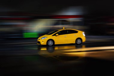 Bir şehir ortamda sarı elektrikli taksi. Görüntü kaydırma. İsveç