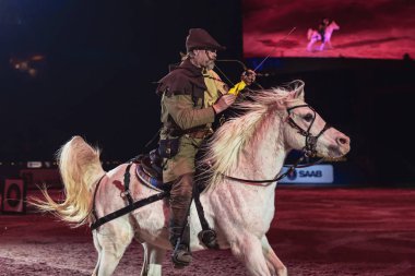 Solna, İsveç - 30 Kasım 2018: İsveç International Horse Show arkadaşlar arenada bir beyaz Arapça at shoting okları, monte Bowman.