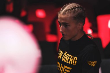 Alvsjo, İsveç - 1 Aralık 2018: Mma mücadele arada Anna Astvik (Swe) vs Elin Oberg (Swe) çift Challenge 18. Oberg Ko tarafından 6 saniye sonra kazandı.