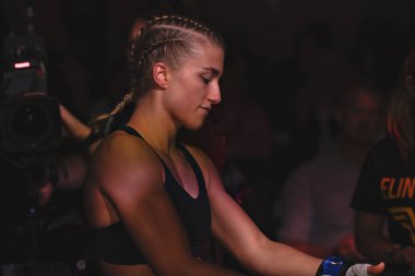 Alvsjo, İsveç - 1 Aralık 2018: Mma mücadele arada Anna Astvik (Swe) vs Elin Oberg (Swe) çift Challenge 18. Oberg Ko tarafından 6 saniye sonra kazandı.
