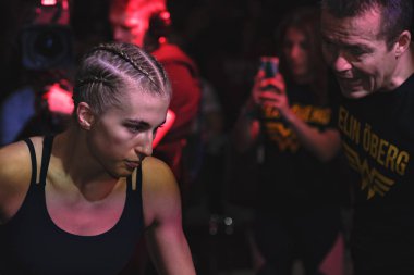 Alvsjo, İsveç - 1 Aralık 2018: Mma mücadele arada Anna Astvik (Swe) vs Elin Oberg (Swe) çift Challenge 18. Oberg Ko tarafından 6 saniye sonra kazandı.