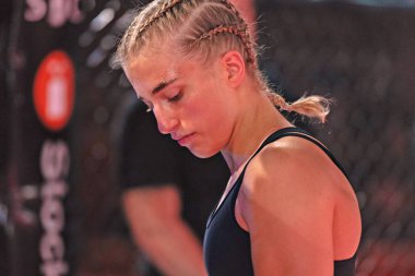 Alvsjo, İsveç - 1 Aralık 2018: Mma mücadele arada Anna Astvik (Swe) vs Elin Oberg (Swe) çift Challenge 18. Oberg Ko tarafından 6 saniye sonra kazandı.