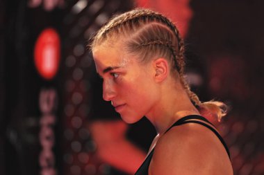 Alvsjo, İsveç - 1 Aralık 2018: Mma mücadele arada Anna Astvik (Swe) vs Elin Oberg (Swe) çift Challenge 18. Oberg Ko tarafından 6 saniye sonra kazandı.