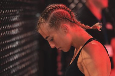 Alvsjo, İsveç - 1 Aralık 2018: Mma mücadele arada Anna Astvik (Swe) vs Elin Oberg (Swe) çift Challenge 18. Oberg Ko tarafından 6 saniye sonra kazandı.