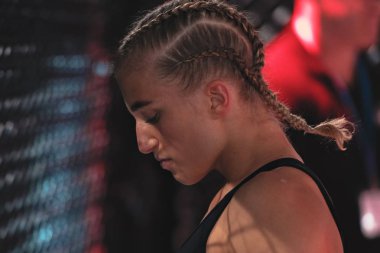 Alvsjo, İsveç - 1 Aralık 2018: Mma mücadele arada Anna Astvik (Swe) vs Elin Oberg (Swe) çift Challenge 18. Oberg Ko tarafından 6 saniye sonra kazandı.