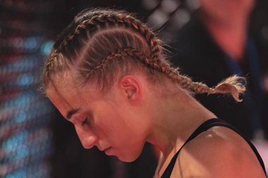 Alvsjo, İsveç - 1 Aralık 2018: Mma mücadele arada Anna Astvik (Swe) vs Elin Oberg (Swe) çift Challenge 18. Oberg Ko tarafından 6 saniye sonra kazandı.