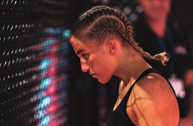 Alvsjo, İsveç - 1 Aralık 2018: Mma mücadele arada Anna Astvik (Swe) vs Elin Oberg (Swe) çift Challenge 18. Oberg Ko tarafından 6 saniye sonra kazandı.