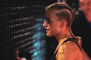 Alvsjo, İsveç - 1 Aralık 2018: Mma mücadele arada Anna Astvik (Swe) vs Elin Oberg (Swe) çift Challenge 18. Oberg Ko tarafından 6 saniye sonra kazandı.